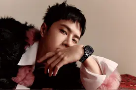 酷盖机车都要！王一博秋日大片 金色短发随性不羁图片