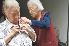 四川百岁老人偷偷给80岁女儿买衣服庆生，网友：希望我80岁时也有妈妈买衣服图片