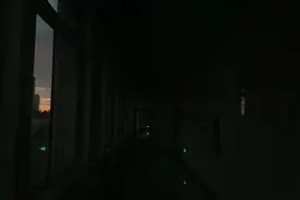 东北限电下的生活：公司员工无法正常办公，小区里停电停水，电梯无法运行，马路上红绿灯“罢工”图片