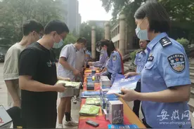 最美证件照咋拍？合肥警方送户政服务进11所高校图片