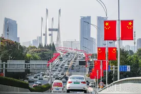 10万面国旗飘红武汉街头图片