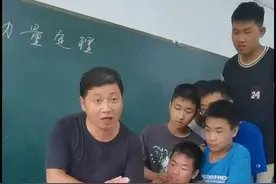 “铁砂掌”如此简单：监利教师课堂上教学生“徒手劈砖”走红网络图片