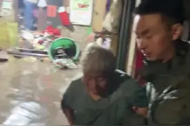 “你们先出来，剩下的我们来解决”四川自贡消防员暴雨中营救老夫妇图片