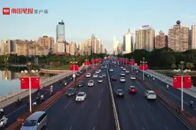 喜迎国庆，南宁民族大道高高挂起“中国红”图片