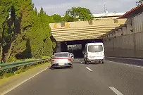 “飙车”、“别车”……面包车多次连续违法变道，上海警方：抓图片