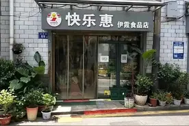 暖！因为一句承诺，小巷超市坚持10年亮灯，温暖夜归人回家路图片