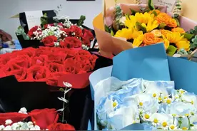 青年学生送上鲜花感谢中国政府营救孟晚舟回国 外交部：鲜花收悉 感谢好意图片