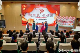 迎国庆颂祖国，小学生向国旗深情敬礼图片