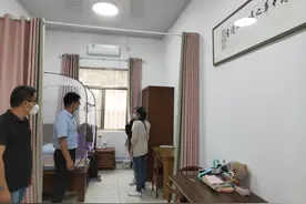 爱心志愿者骑行8个小时去送她，她带着双目失明的奶奶上大学图片
