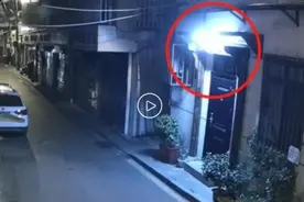 暖！一家小超市为晚归女孩留灯10年，网友点赞：善良的老板娘图片