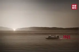 《红色财经·信物百年》第七十一集丨无资料、无经验，仅33天就试制成功！新中国第一辆高级轿车，车门、轮毂竟都靠榔头敲出→图片