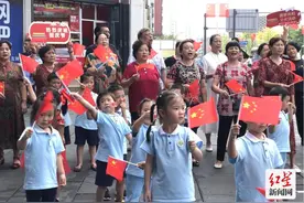 超燃快闪献礼国庆《我和我的祖国》唱响武侯图片