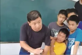用“绝活”演示物理原理 湖北一老师教学生徒手劈砖图片
