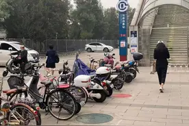 北京今起乘地铁禁止携带电动代步工具，车站口设专区停放图片