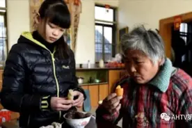 18岁女生带着盲人奶奶读大学，学校暖心安排单间宿舍图片