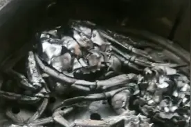 男子深夜蒸螃蟹忘关火糊成黑炭 老婆气炸：去年那次没这么严重图片