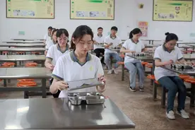 江苏扬州一中学开展返校复学防疫演练图片