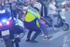 骑苏A2986警的小哥哥太暖了！南京一交警公主抱老人过马路图片