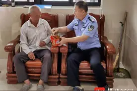 给女儿送菜，八旬老人骑车迷了路，1公里不到却骑了25公里，幸亏遇到了热心市民和民警图片