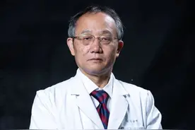 四川大学华西医院教授捐款1亿，设专项基金培养优秀住院医师图片