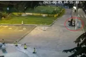 女子捡到车钥匙后没等到失主便骑走了电瓶车……还车变偷车图片