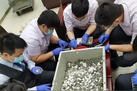 1.5吨重整整40万枚硬币“无处安放”！17人持续清点20个小时图片