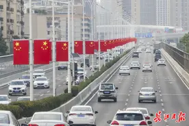 国庆将至，武汉街头一路“飘红”图片