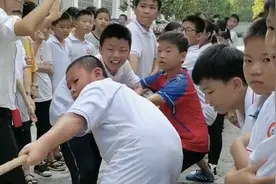 小学生拔河蹬坏鞋子仍坚持赢下比赛 孩子爸爸：精神可嘉，买双新的图片