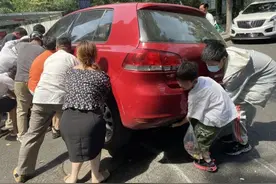 又是杭州！十几人抬车救人，“再重也要抬开”图片
