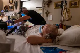 美国医生曝华盛顿医院真实现状：新冠患者超极限 停车场搭帐篷图片