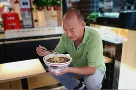 有凳子不坐蹲起来，记住乡愁图片