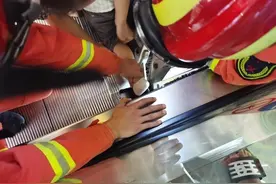 揪心！3岁男童被自动扶梯“咬”脚，消防员五分钟帮他脱困图片
