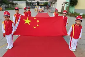 花车巡游迎国庆图片