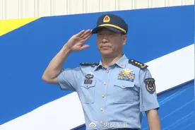 中国空军新任司令员亮相中国航展图片