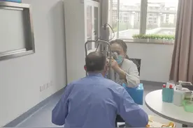 ​重医三院·好技术｜​新型微创联合手术“一箭双雕”附三院眼科在重庆率先开展微创抗青光眼手术联合白内障手术图片