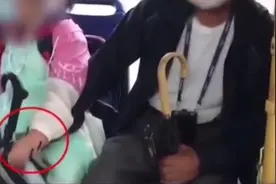 山东一老人公交上猥亵女孩被乘客制止，警方：已被采取刑事强制措施图片