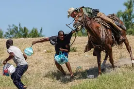 美执法人员骑马挥鞭驱赶移民！美国黑暗历史的重演图片