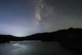 银河高悬 群星灿烂 四川古蔺秋季星夜美如画图片