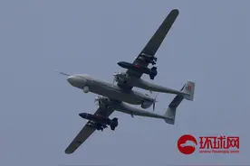 第十三届珠海航展开幕 双尾蝎A无人机挂弹飞行图片