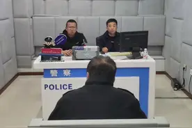 警探号丨偷车贼得手后不赶紧跑 竟敢陪警察一起看监控图片