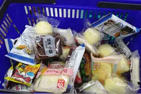 “炸鸡翅不行，肉汤可以吗？”为了孩子那口点心，父母真的很上心图片