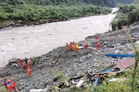 海报直击丨对话雅安泥石流幸存者：睡梦中被冲到河边，板房几秒钟就被冲没了图片