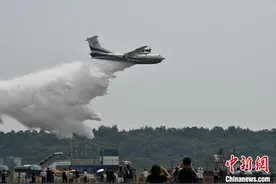 中国水陆两栖飞机“鲲龙”AG600 完成飞行投水功能演示首秀图片
