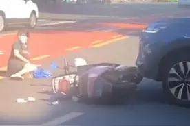 海口一孕妇骑电动车和汽车相撞 目前已被送医接受检查图片