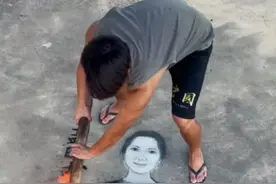 用烧火棍作画欢迎孟晚舟回家，画过钟南山的他，第三次上热搜图片