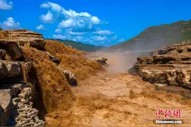 壶口瀑布迎来“十一”节前旅游小高峰图片