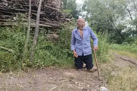 八旬老人街头跪地行走让网友泪目 记者探访：他先天残疾一生未婚，目前独自生活图片