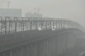 “110吗？有高铁在飙车，时速至少300公里！”110：我们管不了，也追不上图片