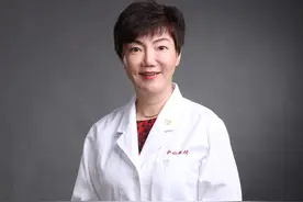 上海这位“宝藏医生”红了！三种语言切换自如背后，是温馨的医患零距离沟通图片