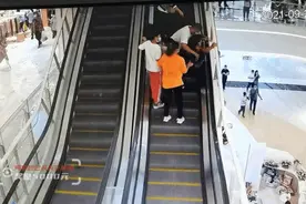 老人滚落扶梯，男子16秒神速救人，自己却伤痕累累…图片